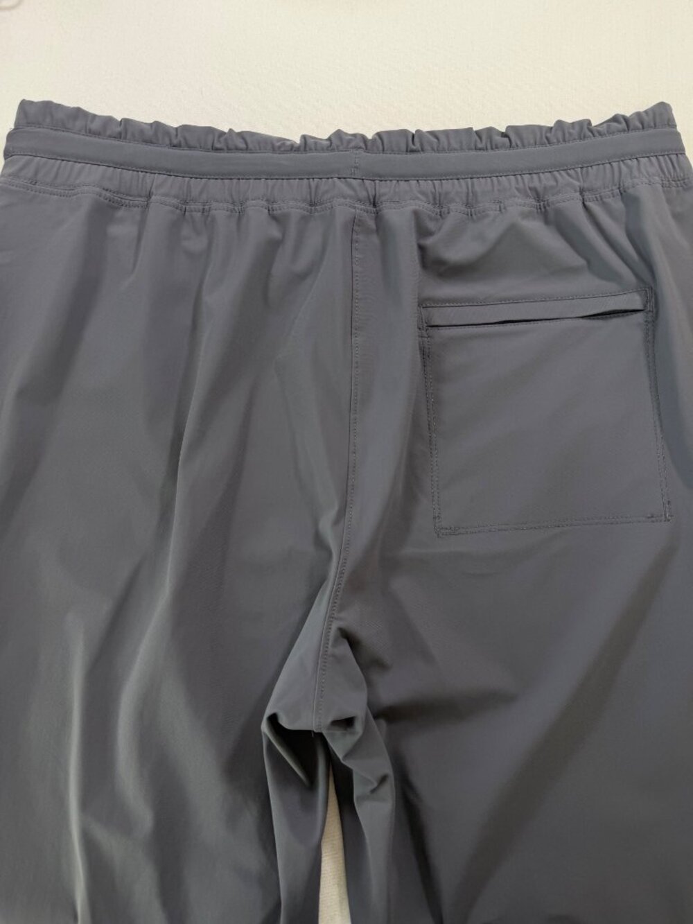 Vuori Miles Jogger in Gray Size Large - Picture 9 of 10
